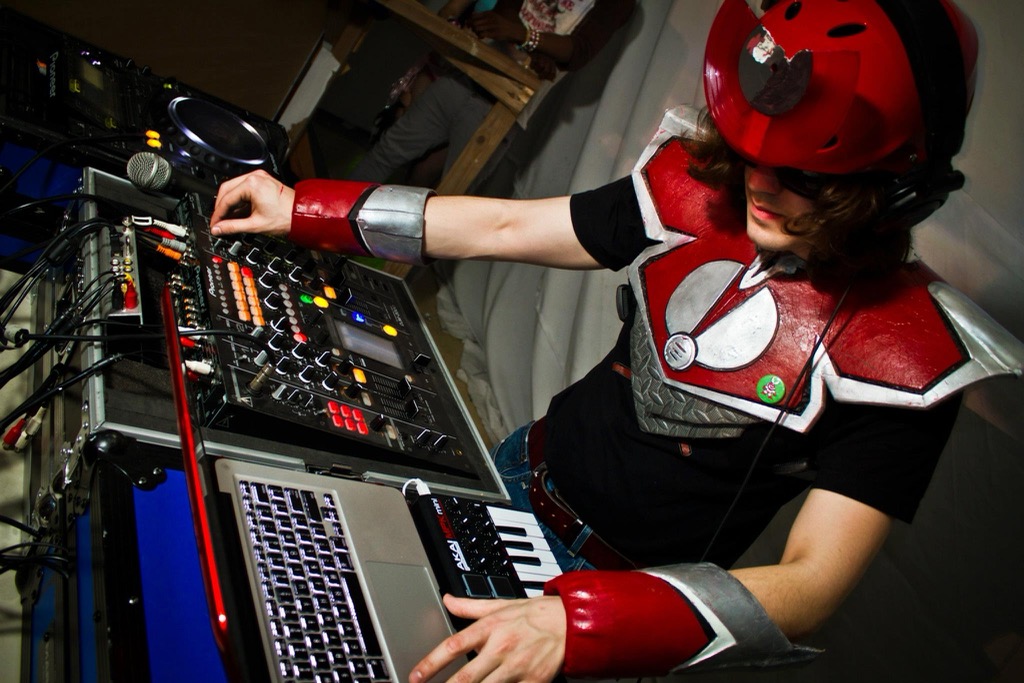 Dj Cutman DJing at a convention
